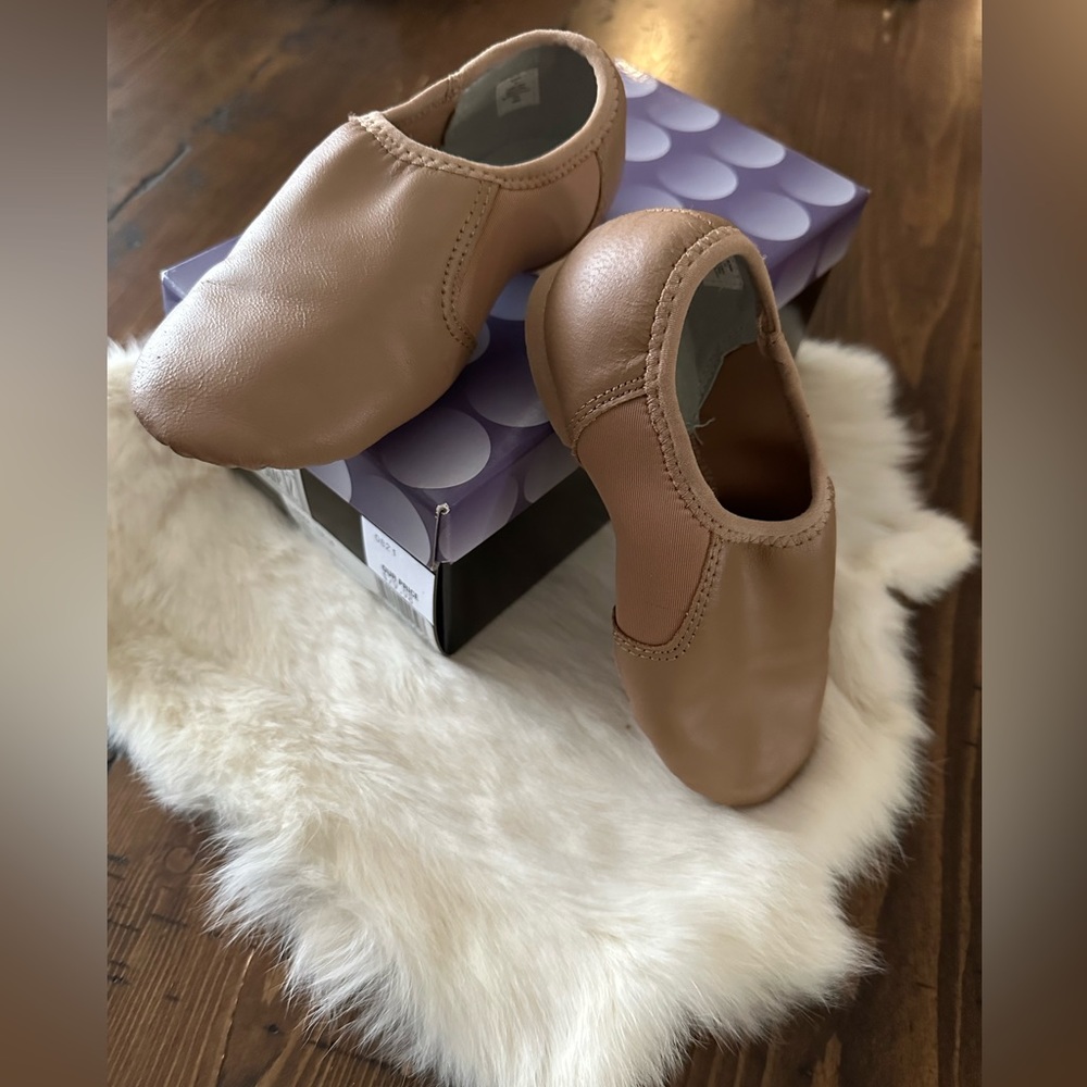 Child’s Jazz caramel shoes size 12